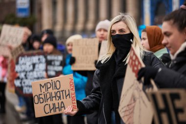 Ukraynalı kadının elinde 