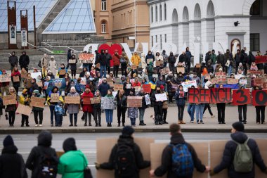 Büyük bir grup Ukraynalı Rus esaretini protesto ediyor ve Ukrayna 'nın yakalanan savunucularının serbest bırakılmasını talep ediyor. Kyiv - 18 Şubat 2024