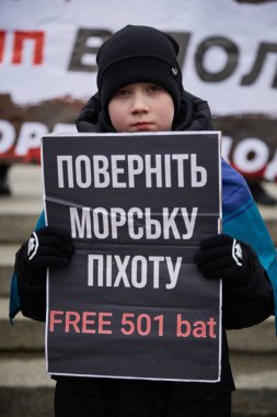 Küçük Ukraynalı çocuk bir gösteride 