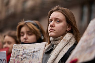 Üzgün Ukraynalı kadın, 18 Şubat 2024 'te Kyiv' de düzenlenen mitingde 