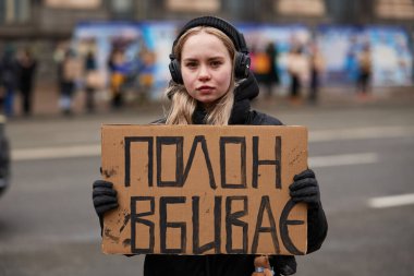 Ukraynalı kız, 18 Şubat 2024 'te Kyiv' in merkezinde düzenlenen mitingde 