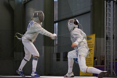 Ukraynalı eskrimciler Oleksandr Hryhoruk (solda) ve Iurii Kulesha kılıçla 