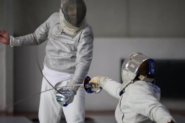 Eskrimciler Nikita Kuznietsov (solda) ve Dmytro Shostak, Ukrayna 'nın en güçlü kılıç dövüşünde kılıçla mücadele ediyorlar. Kyiv - 19 Şubat 2024