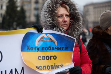 Ukraynalı kadın, Kyiv Bölgesi 'nden tutuklu sivillerin ailelerinin gösterisiyle ilgili 