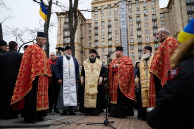 Ukrayna Ortodoks Kilisesi Rahipleri, Cennetin Kahramanları Günü 'nde düzenlenen törende namaz kılarlar. Kyiv - 20 Şubat 2024