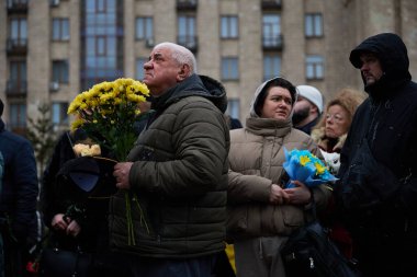 Haysiyet Devrimi 'nin düşmüş aktivistlerinin aileleri, Cennetin Kahramanları Günü' nde anıta çiçek getirirler. Kyiv - 20 Şubat 2024