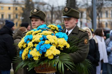 Ukraynalı askerler, Cennetin Kahramanları Günü 'nde şehit düşen Onur Devrimi katılımcılarının anısına cenaze çelengi getirdi. Kyiv - 20 Şubat 2024
