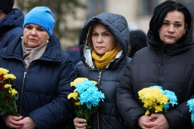Cennetin Kahramanları Günü 'nde ellerinde cenaze çiçekleri olan üzgün Ukraynalı kadınlar. Kyiv - 20 Şubat 2024