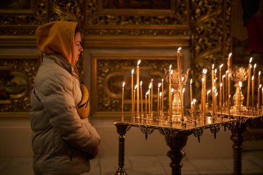 Ukraynalı kadın, St. Michael 's Gold-Top Katedrali' nde Onurluluk Devrimi 'nin (Cennetin Kahramanları) mağdur katılımcıları için bir anma töreni düzenliyor. Kyiv - 18 Şubat 2024