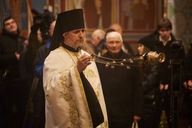 Ukrayna Ortodoks Hıristiyan Kilisesi rahibi Aziz Michael 's Gold-Top Katedrali' nde düşmüş Cennetin Kahramanları için bir ayin düzenler. Kyiv - 18 Şubat 2024
