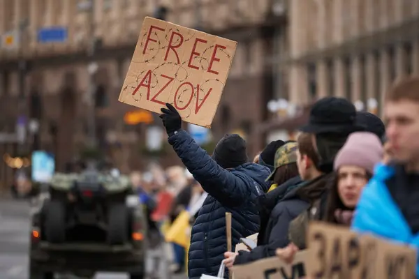 人々は アゾフスタルの捕虜の擁護者に捧げられた大規模な公開デモに フリーアゾフ の旗を掲げています キエフ 2024年2月18日 — ストック写真