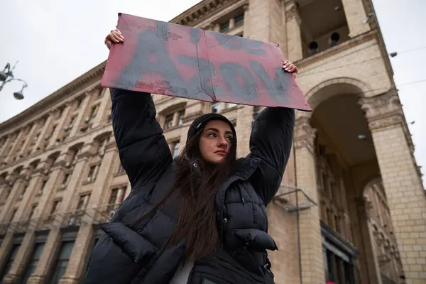 우크라이나 여성은 도시의 중심에 집회에 Azov를 보유하고 있습니다 키예프 2024 — 스톡 사진