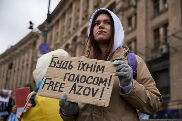Une Personne Ukrainienne Tient Une Bannière Soyez Leur Voix Libère — Photo