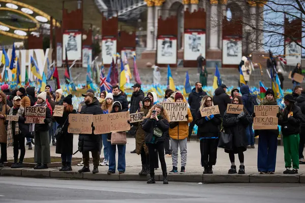 Meydan Bağımsızlık Meydanı Barışçıl Bir Protesto Eyleminde Azov Özgürlük Pankartlarıyla — Stok fotoğraf
