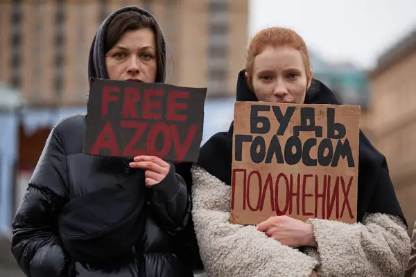 Ουκρανές Γυναίκες Ποζάρουν Πανό Free Azov Και Voice Prisoners War — Φωτογραφία Αρχείου