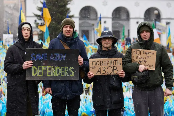 Jonge Oekraïense Mannen Poseren Met Spandoeken Azov Defenders Free Azov — Stockfoto
