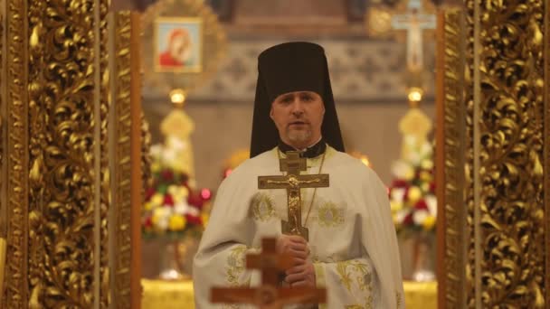 Portrait Ukrainian Christian Minister Praying Memorial Service Fallen Heroes Heavenly — Stock Video