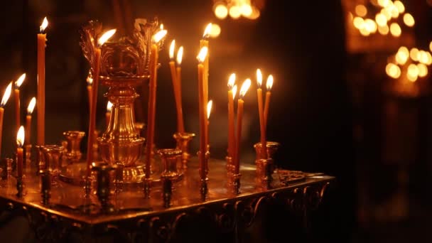 Velas Una Lámpara Araña Servicio Conmemorativo Para Los Participantes Caídos — Vídeo de stock