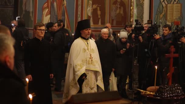 Oekraïense Orthodoxe Christelijke Priester Biddend Een Herdenkingsdienst Voor Gevallen Deelnemers — Stockvideo