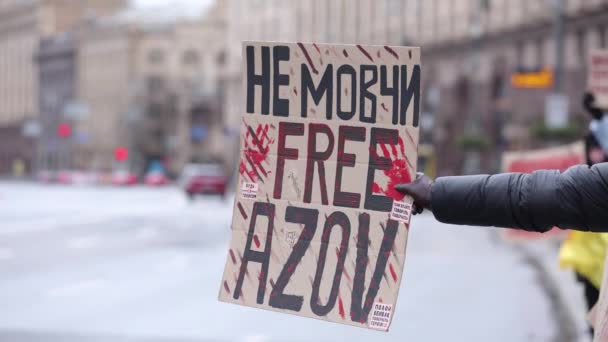 Personen Zeigen Banner Mit Der Aufschrift Schweige Nicht Free Asov — Stockvideo