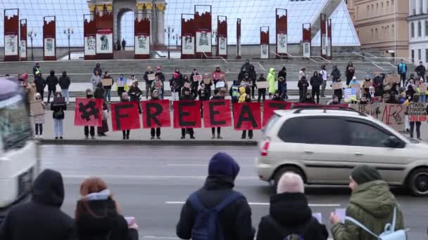 Grupo Ativistas Ucranianos Mostram Banner Free Azov Uma Manifestação Pacífica — Vídeo de Stock