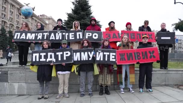 年轻的乌克兰积极分子高举 记住堕落 的旗帜 支持The Alive 在迈丹广场的示威活动 2024年2月18日 — 图库视频影像