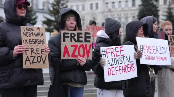 ウクライナの女性は キエフのマイダン ネザリエ広場で平和的なデモで フリー アゾフ フリー アゾフ ディフェンダーズ の旗を掲げている 2024 — ストック動画