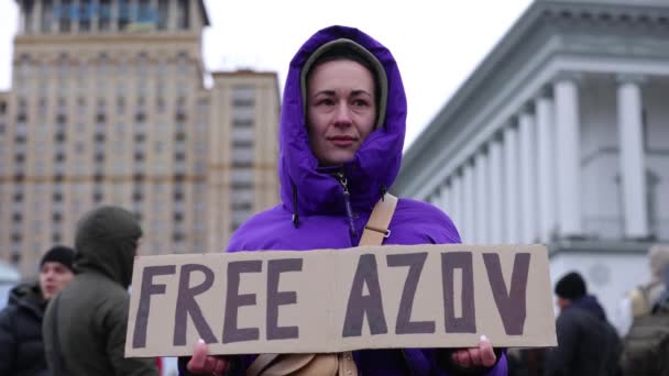乌克兰妇女举着 自由Azov 的旗帜在乌克兰举行示威 2024年2月18日 — 图库视频影像