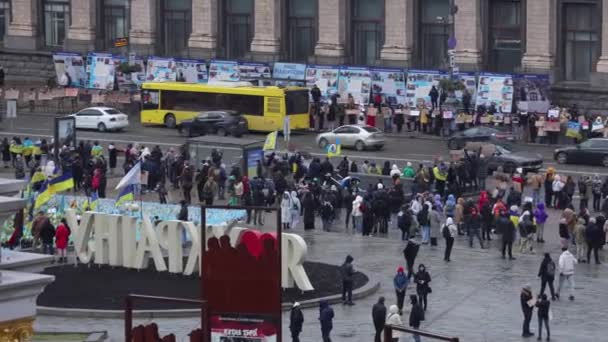 Stor Grupp Ukrainska Människor Demonstrerar Maidan Square Independence Med Banderoller — Stockvideo
