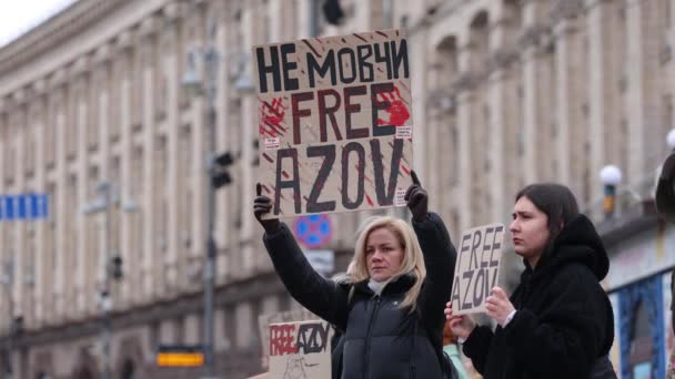 Mujer Ucraniana Muestra Pancarta Calles Free Azov Una Manifestación Pacífica — Vídeos de Stock