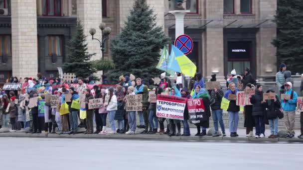 Украинцы Протестуют Против Российского Плена Майдане Активисты Держат Плакаты Свободу — стоковое видео