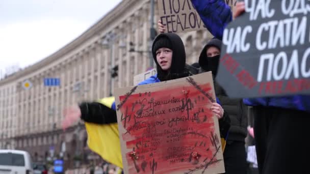 Młody Ukraiński Aktywista Chorągwią Kibicuje Kierowcom Aby Zatrąbić Rzecz Bojowników — Wideo stockowe