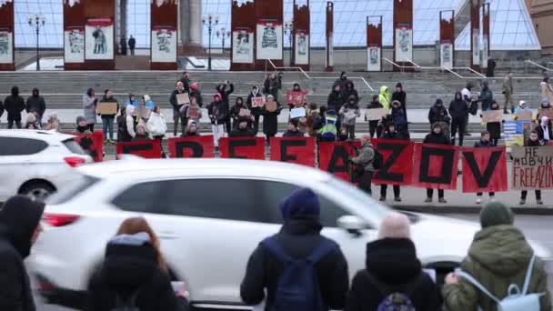 人々はマイダン 独立宣言 で平和的なデモで フリー アゾフ という旗を掲げている キエフ 2024年2月18日 — ストック動画