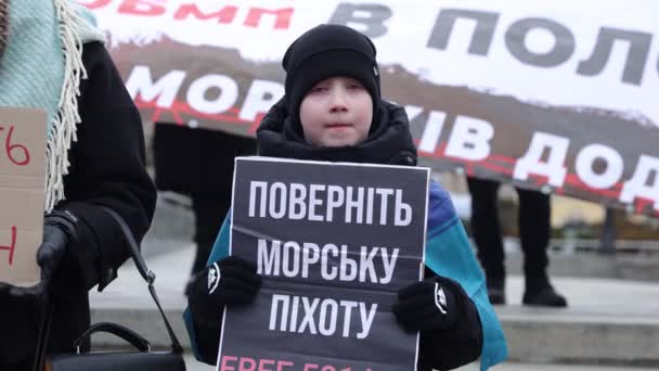 Niño Ucraniano Posando Con Una Pancarta Traer Vuelta Los Marines — Vídeos de Stock