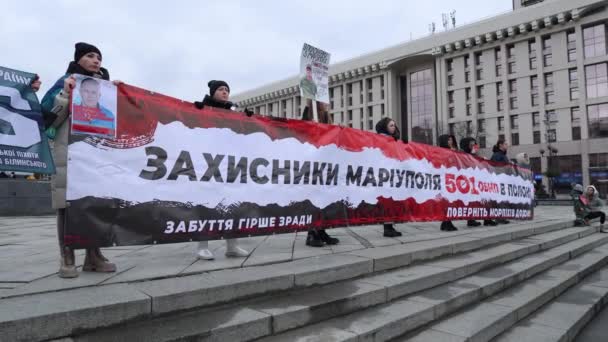 ウクライナの活動家は キエフのマイダン広場で マリポル第501大隊の守護者はいまだに捕虜となっている という大きな旗を掲げている 2024 — ストック動画