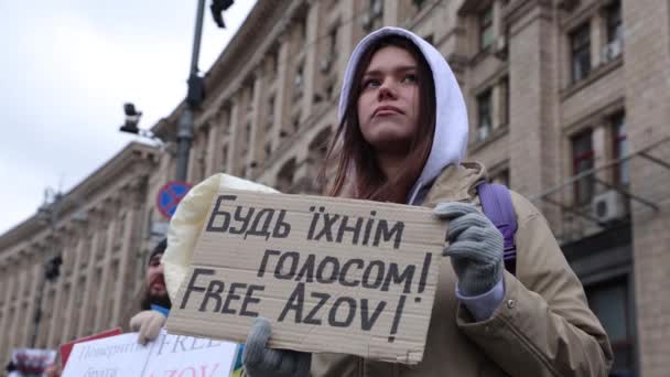 ウクライナの若者は 声になれ という旗を掲げている フリー アゾフ 2024年2月18日 キエフ中心部の集会で — ストック動画