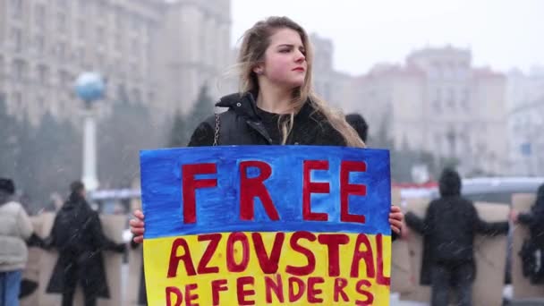 Młoda Ukraińska Kobieta Pozująca Transparentem Wolni Obrońcy Azowstal Wiecu Publicznym — Wideo stockowe