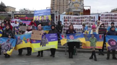 Kyiv 'de Bağımsızlık Meydanı' nda (Meydan) portre ve bayraklarla poz veren kayıp Ukraynalı askerlerin aileleri - 25 Şubat 2024