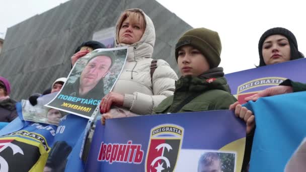 ウクライナの家族は 行方不明のウクライナの防衛者に捧げられた平和的なデモで親戚の肖像画を保持しています キエフ 2024年2月25日 — ストック動画