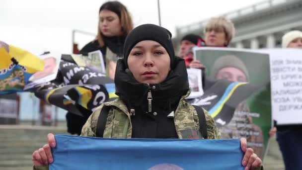 Ukrainska Kvinna Som Håller Ett Porträtt Sin Saknade Släkting Fredlig — Stockvideo