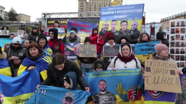 失踪的乌克兰士兵的家属拿着旗帜和画像站在独立广场上 2024年2月25日 — 图库视频影像