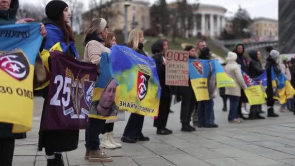 一群乌克兰妇女站在Maidan 独立广场 的集会上 举着旗帜和失踪亲属的画像 2024年2月25日 — 图库视频影像