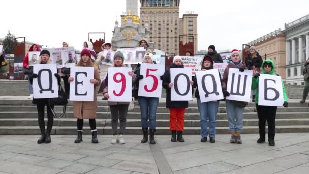Grupo Mujeres Ucranianas Llevan Una Pancarta Dónde Está Brigada Mitin — Vídeos de Stock