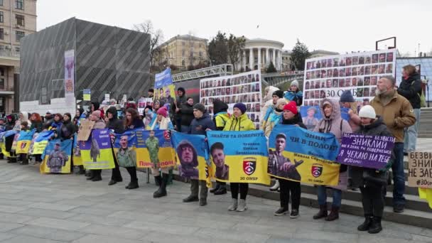 Peuple Ukrainien Tient Des Portraits Parents Lors Une Manifestation Pacifique — Video