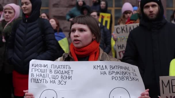 ウクライナの活動家は と唱えている Kmdaビルで活動家のGroshi Zsu 陸軍のお金 によって組織された軍事予算の増加のための平和的なデモ キエフ 2024年2月17日 — ストック動画