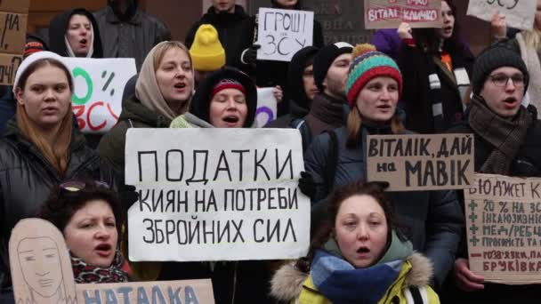 Демонстранты Скандируют Единое Единство Украины Плакатами Отправьте Киевские Налоги Украинской — стоковое видео