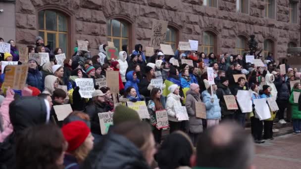 Ukrajinští Aktivisté Skandují Svobodná Země Transparentní Rozpočet Demonstraci Zvýšení Vojenského — Stock video