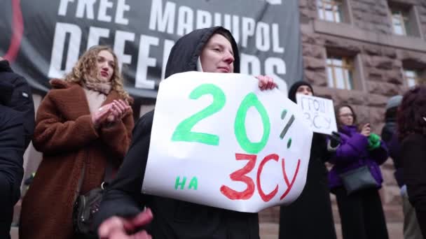 Українські Активісти Тримають Прапор Відсотків Армії Мирній Демонстрації Збільшення Військового — стокове відео