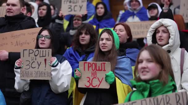 年轻的乌克兰积极分子一边高喊 而不是1 一边举着标语 军队中的钱 为增加军事预算进行示威 2024年2月17日 — 图库视频影像