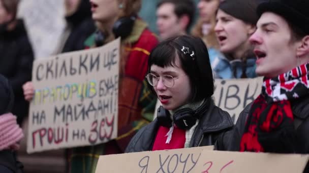年轻的乌克兰积极分子在市议会大楼的集会上高唱 我们需要包容 而不是幻想 2024年2月17日 — 图库视频影像